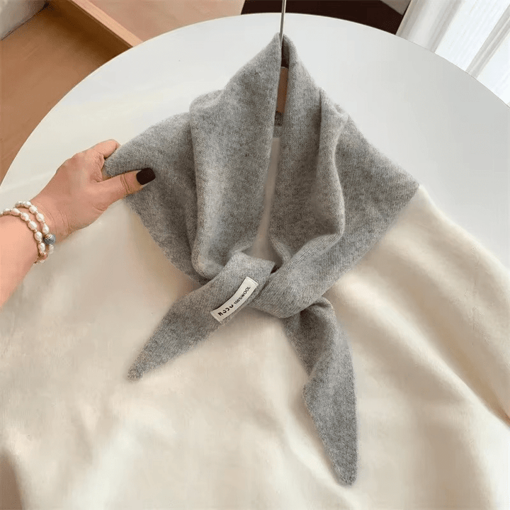 Foulard femme confortable, écharpe triangulaire élégante et chaude, accessoire mode automne-hiver.