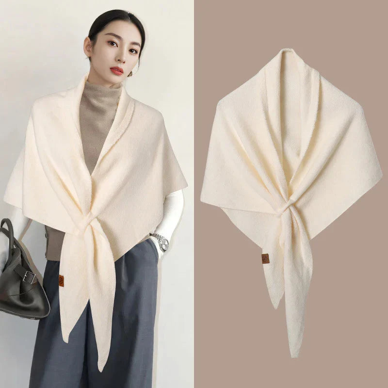 Écharpe triangulaire femme, chaude et élégante pour l'automne-hiver, un accessoire mode chic.
