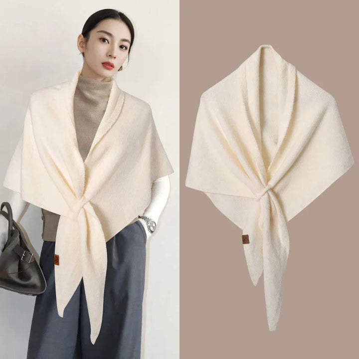 Écharpe triangulaire femme, chaude et élégante pour l'automne-hiver, un accessoire mode chic.