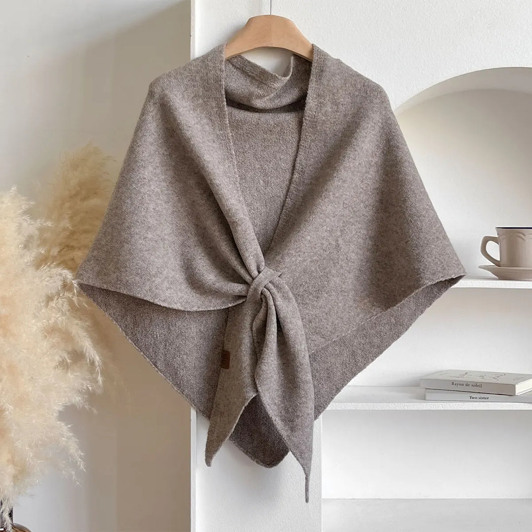 Écharpe triangulaire femme, douce au toucher, apporte chaleur et une touche chic en automne-hiver.