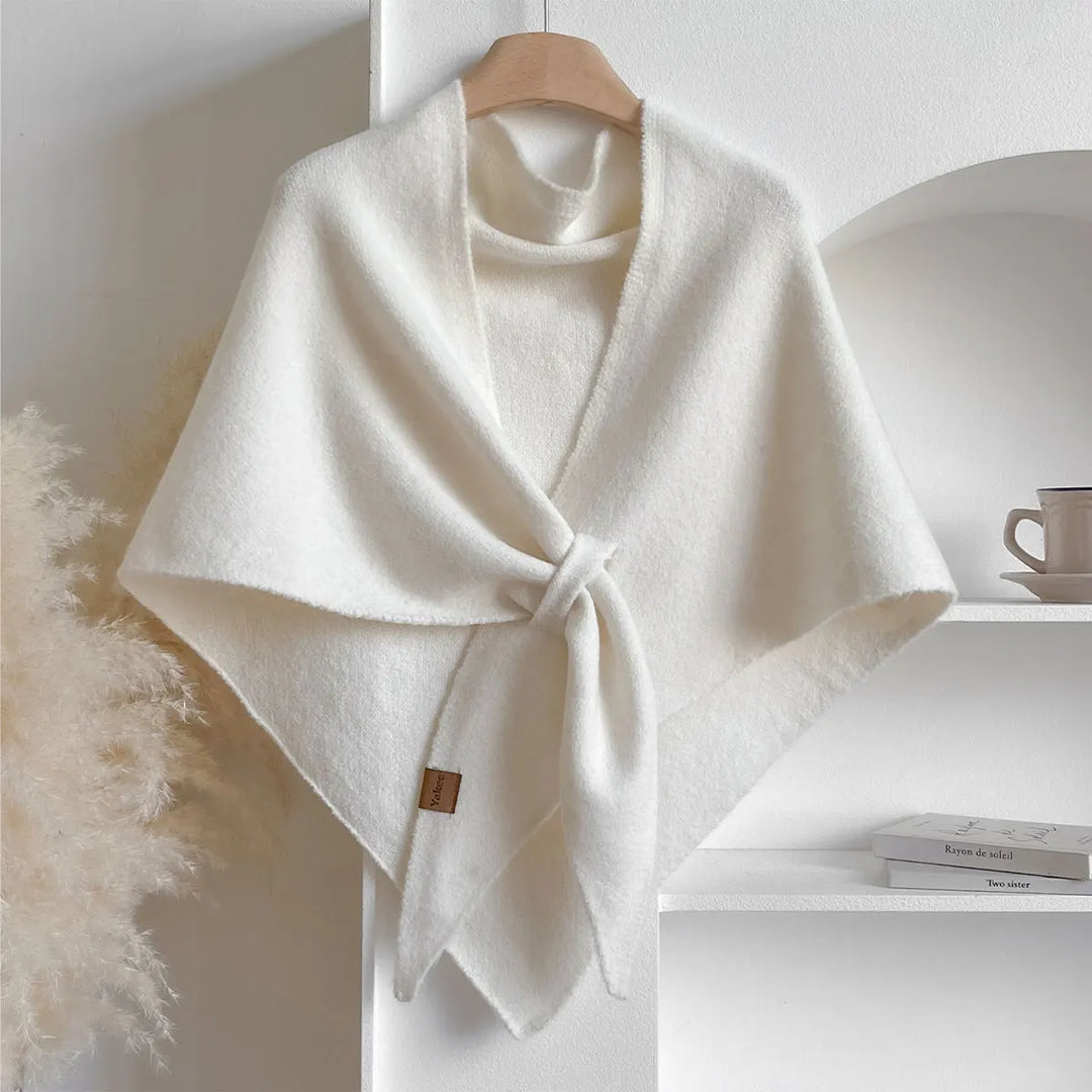 Écharpe triangulaire moderne, idéale pour une femme à la recherche de chaleur et d'élégance en hiver.