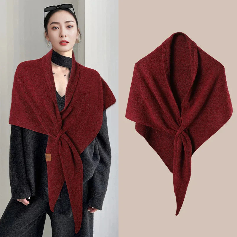 Accessoire mode femme, écharpe triangulaire douce et élégante, apportant chaleur en hiver.