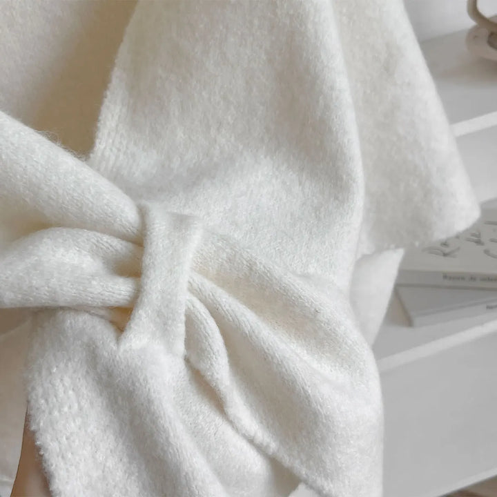 Écharpe triangulaire femme offrant chaleur et élégance pour l'hiver, un accessoire tendance.