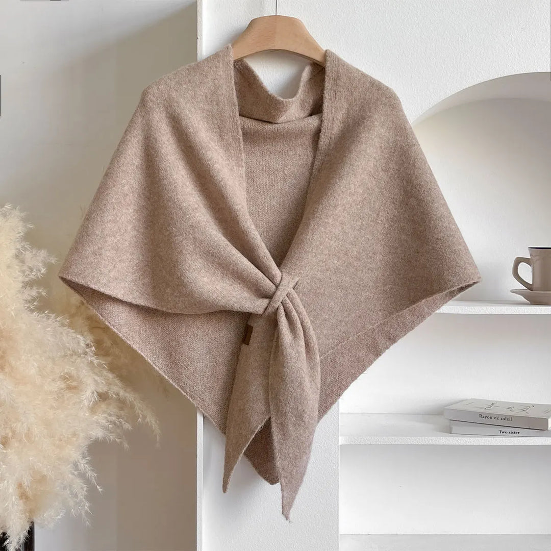 Chale triangulaire tendance, apportant chaleur et style chic à la tenue femme automne-hiver.