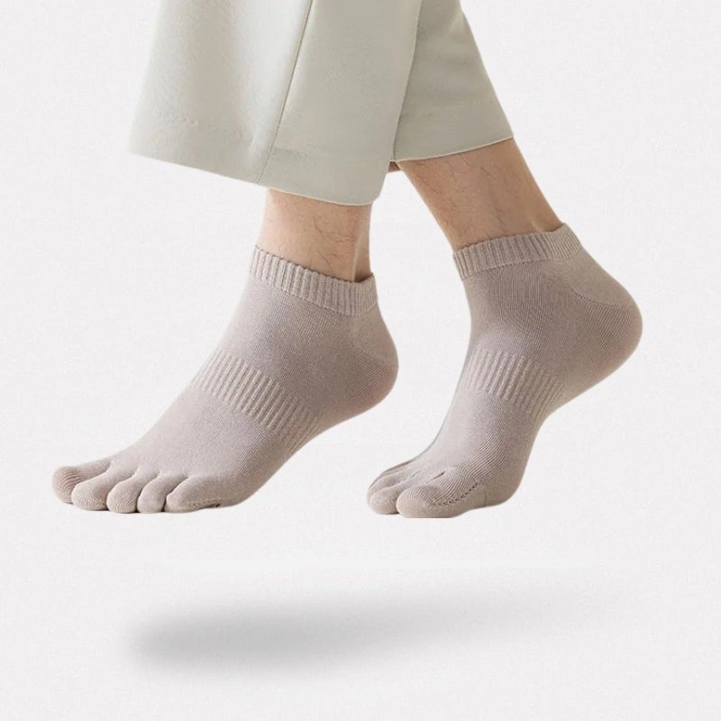 Chaussettes à 5 doigts en coton, ajustées, couleurs variées; confort pour yoga et course; vue sur orteils et tissu respirant.