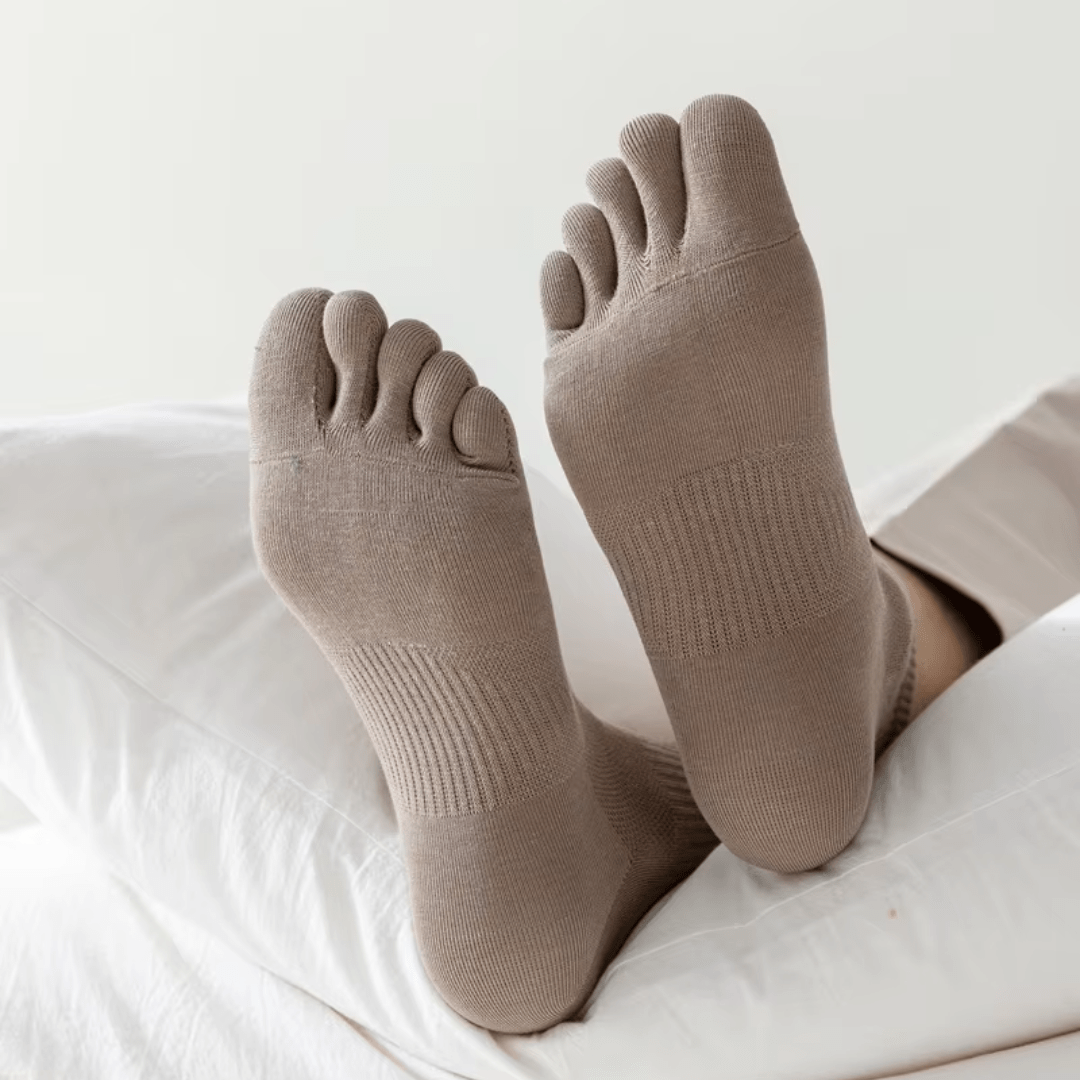 Chaussettes à 5 doigts en coton, ajustées, couleurs variées; confort pour yoga et course; vue sur orteils et tissu respirant.