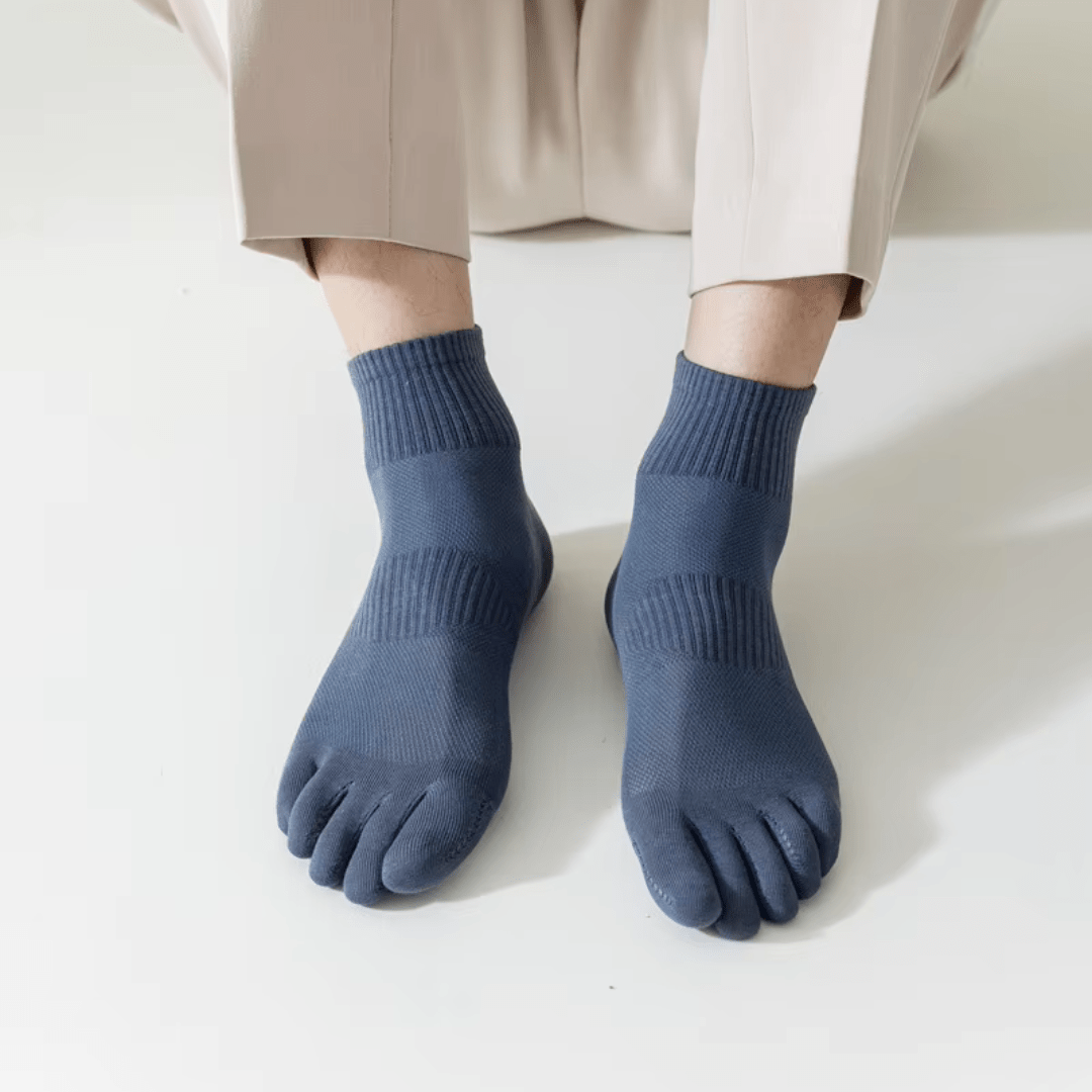 Chaussettes à 5 doigts en coton, ajustées, couleurs variées; confort pour yoga et course; vue sur orteils et tissu respirant.