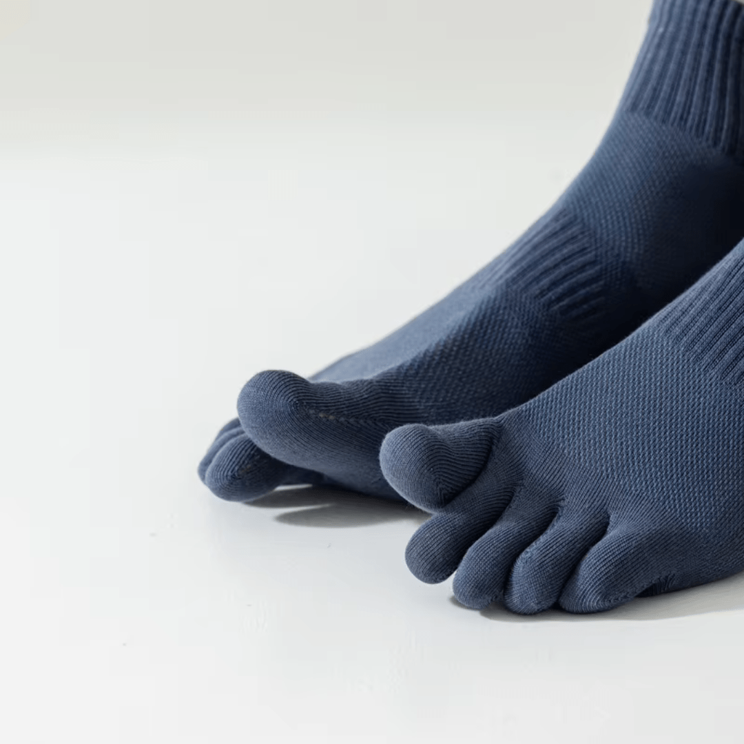 Chaussettes à 5 doigts en coton, ajustées, couleurs variées; confort pour yoga et course; vue sur orteils et tissu respirant.