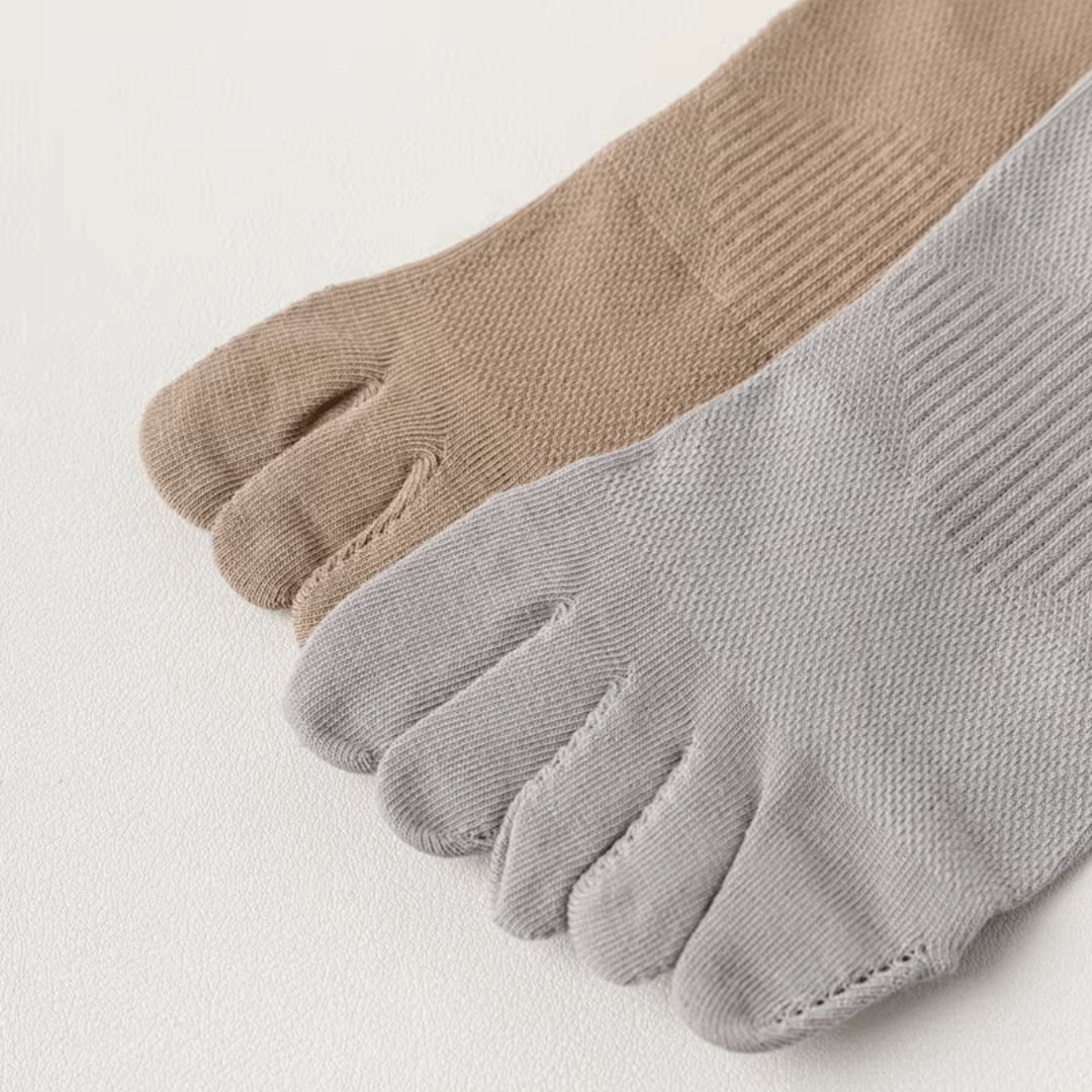 Chaussettes à 5 doigts en coton, ajustées, couleurs variées; confort pour yoga et course; vue sur orteils et tissu respirant.