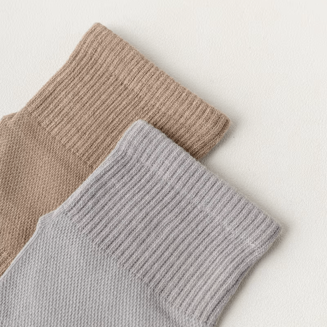 Chaussettes à 5 doigts en coton, ajustées, couleurs variées; confort pour yoga et course; vue sur orteils et tissu respirant.