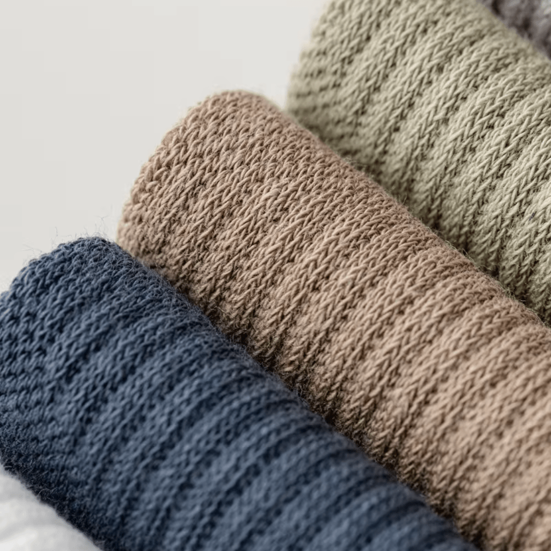 Chaussettes à 5 doigts en coton, ajustées, couleurs variées; confort pour yoga et course; vue sur orteils et tissu respirant.