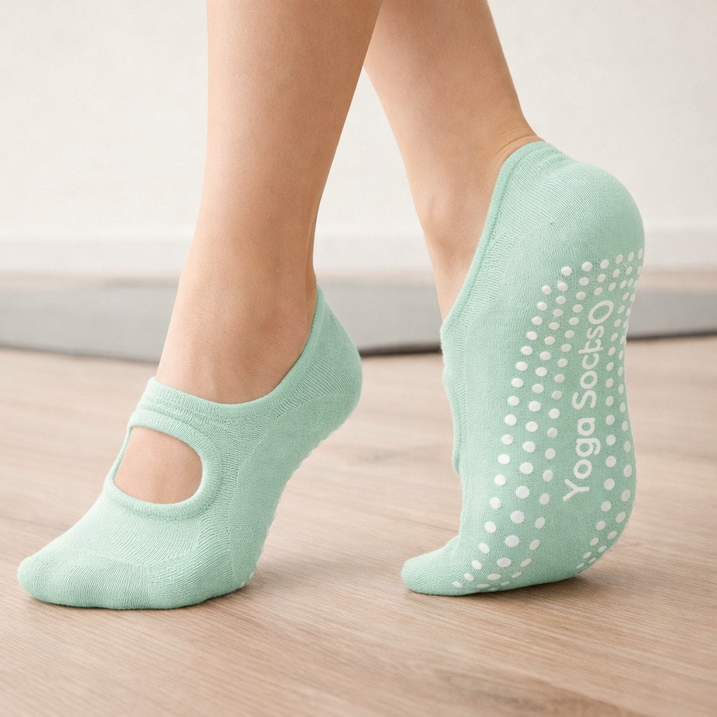 Améliorez votre pratique de Pilates avec ces chaussettes basses antidérapantes pour femmes. Stabilité et performance.