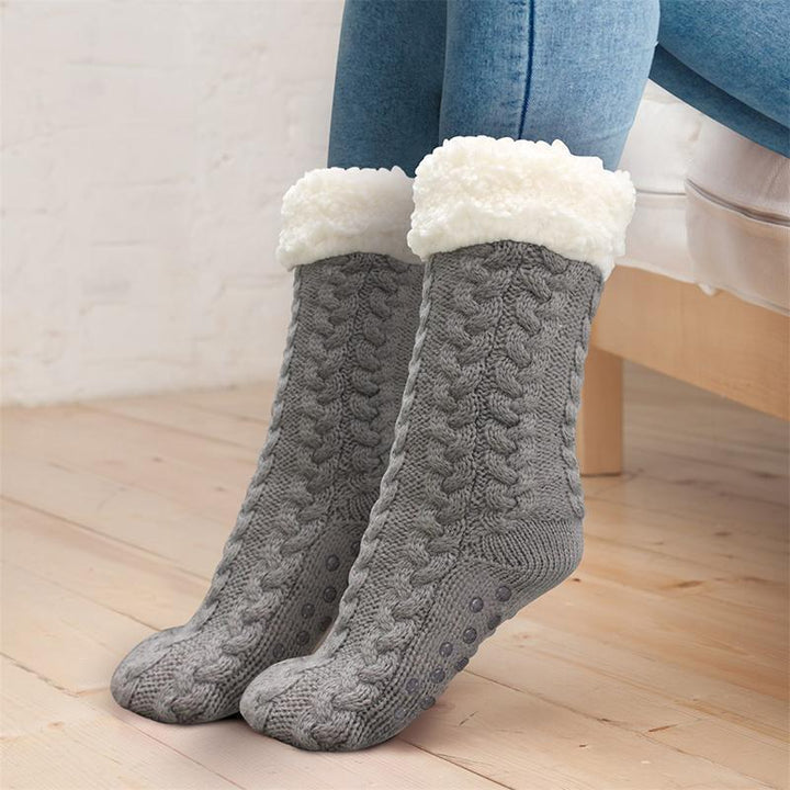 Chaussettes chaudes antidérapantes pour femmes, confort douillet hivernal à la maison.