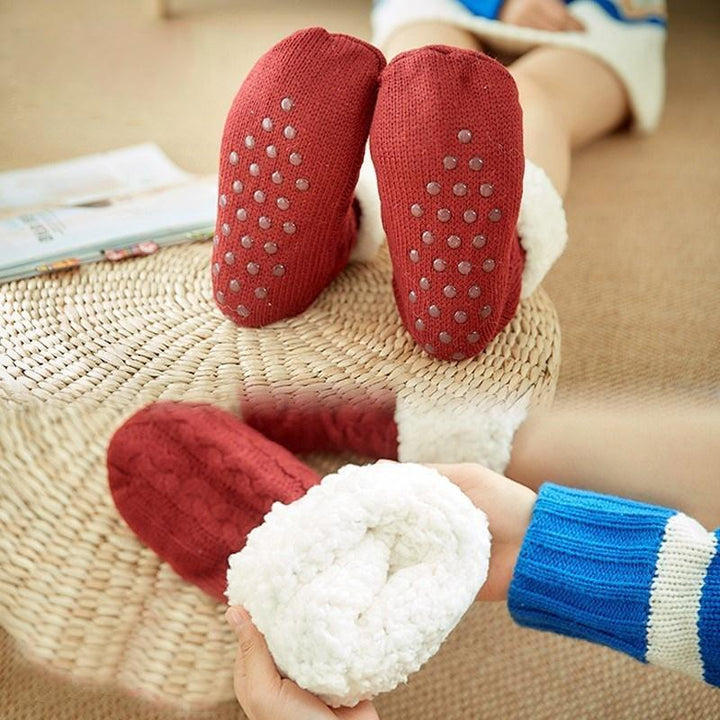 Paire de chaussettes hivernales antidérapantes pour femme, couleur unie et matière moelleuse.