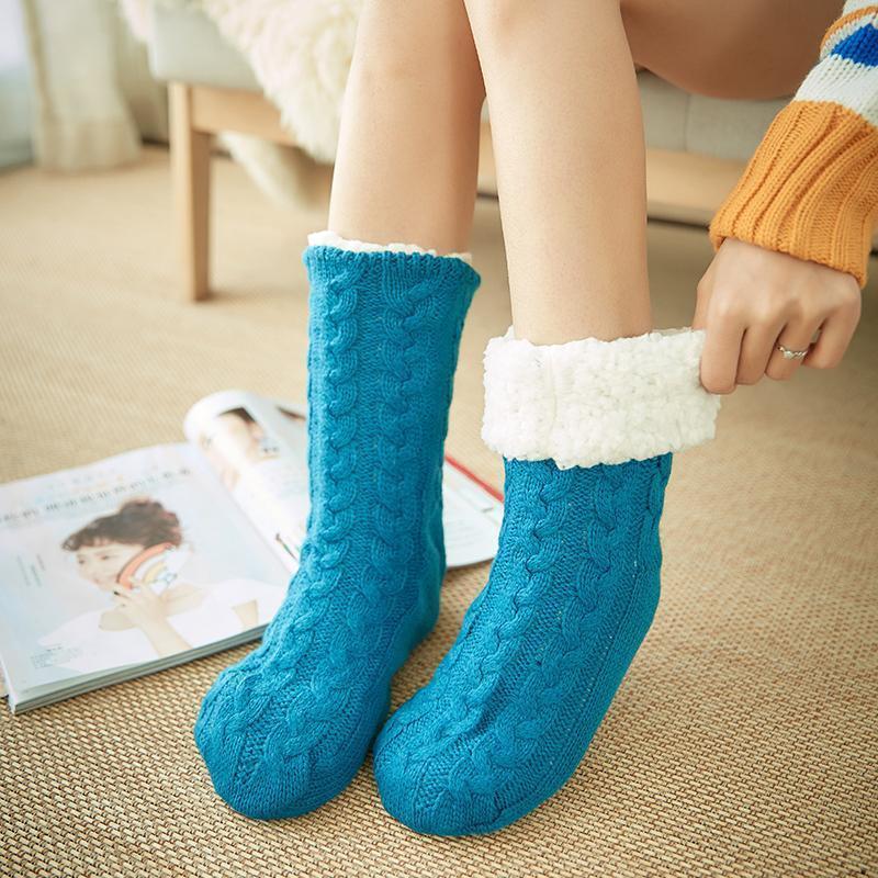 Confort douillet garanti avec ces chaussettes femme antidérapantes pour l'hiver, parfaites pour le froid.