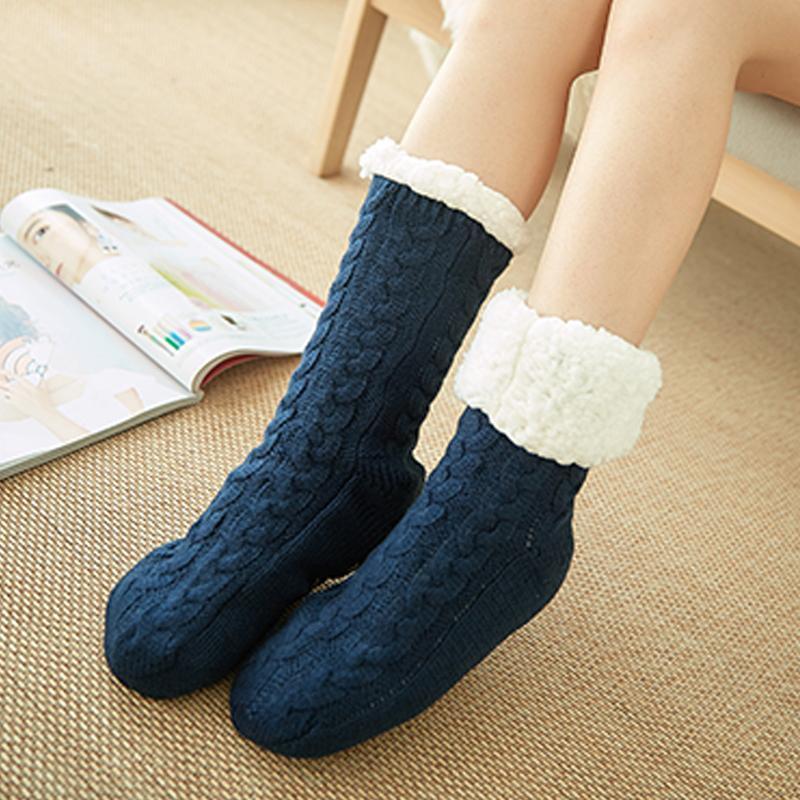 Image de chaussettes femme chaudes, douillettes, antidérapantes, avec étiquette du produit.