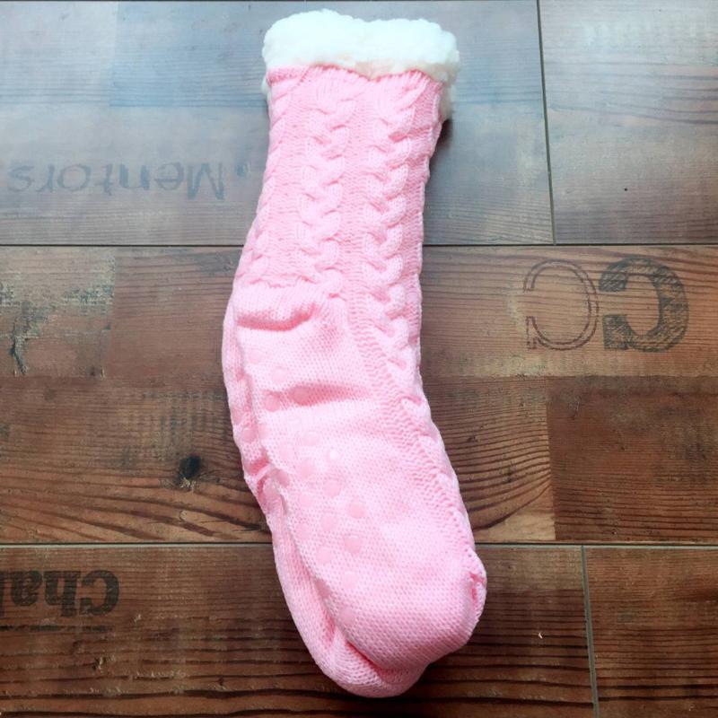 Ambiance cocooning: chaussettes chaudes antidérapantes femmes pour des soirées relaxantes à la maison.