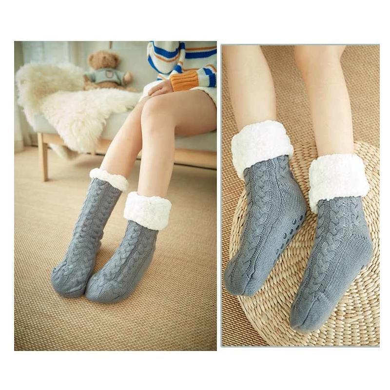 Paire de chaussettes douillettes antidérapantes femme, idéales pour l'hiver et le cocooning.