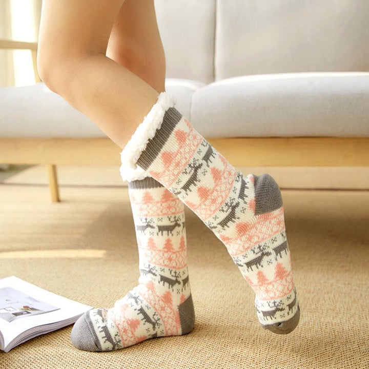 Gros plan sur la cheville des chaussettes femme douillettes et antidérapantes, ajustement parfait.
