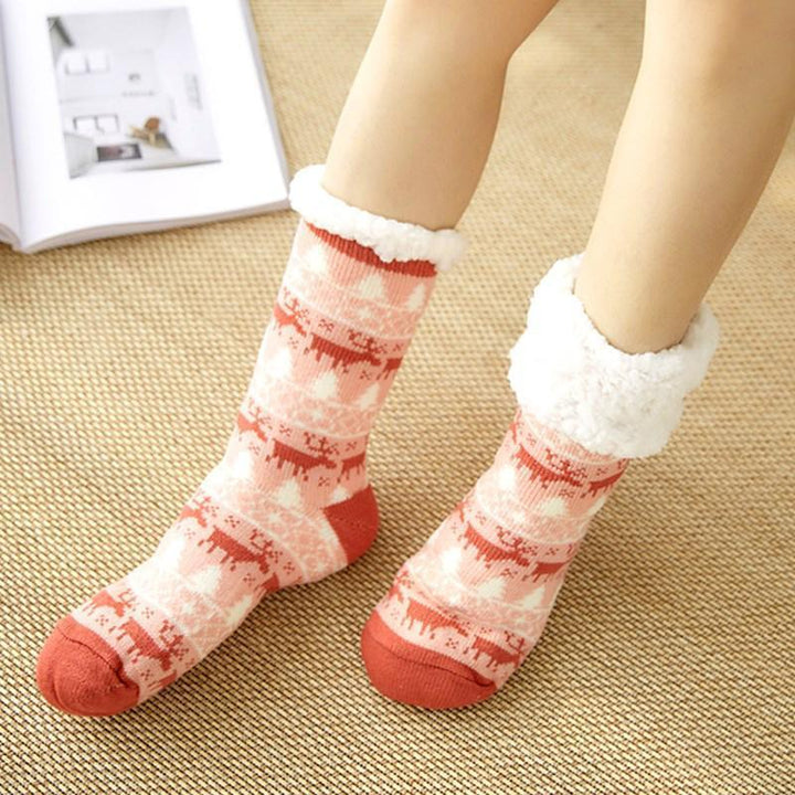 Paire de chaussettes femme antidérapantes, chaudes, pliées soigneusement, prêtes à être offertes.