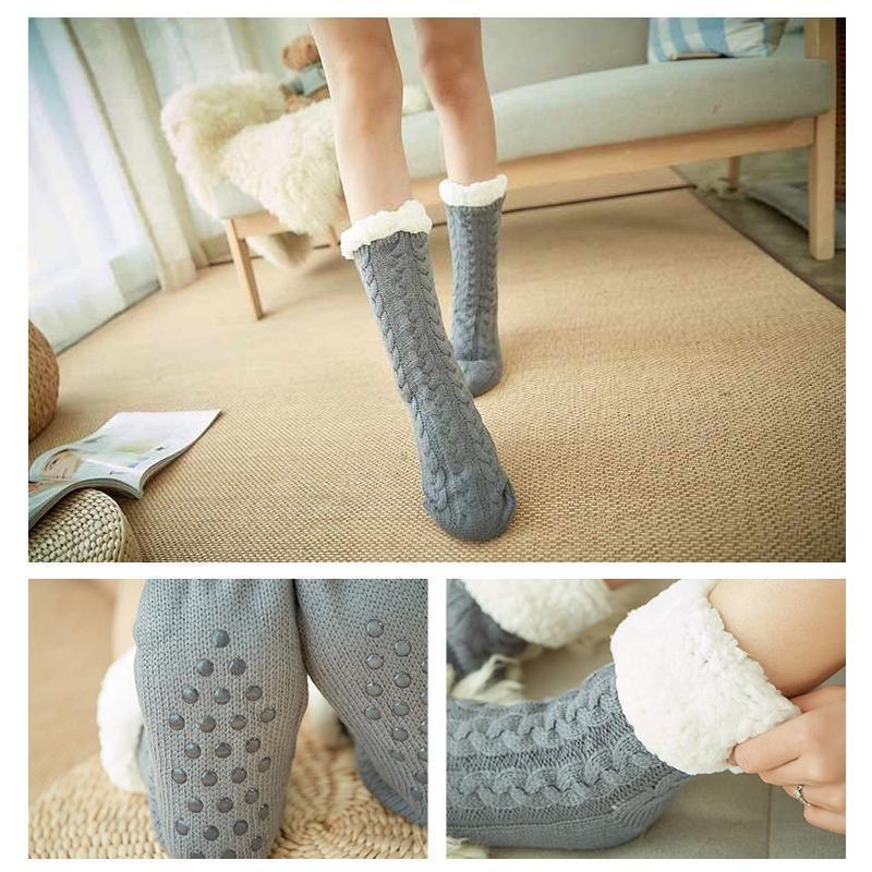 Gros plan sur la texture douce des chaussettes chaudes antidérapantes pour femme, détail du tricot.
