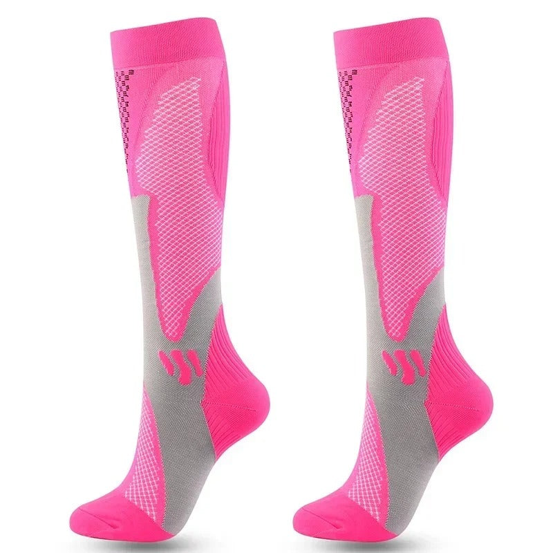 Chaussettes de compression noires et grises, renforcées, pour confort et circulation optimale, idéales sport et daily use.