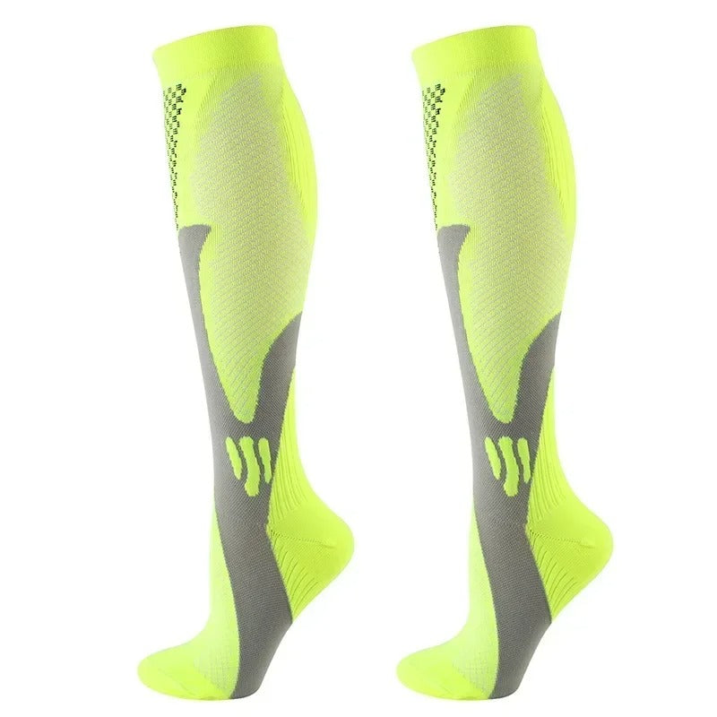 Chaussettes de compression noires et grises, renforcées, pour confort et circulation optimale, idéales sport et daily use.