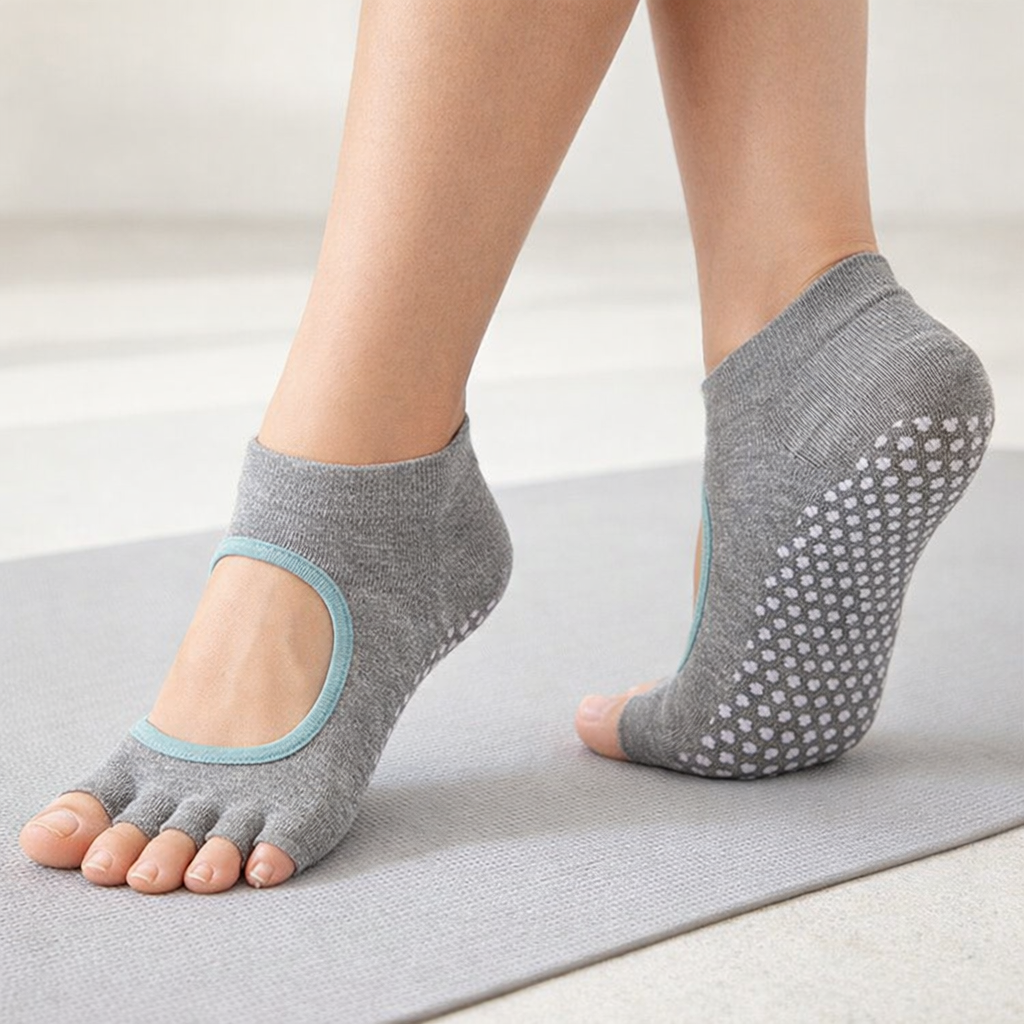 Chaussettes femme à cinq orteils favorisant l'équilibre et l'adhérence pour le Pilates et le yoga.