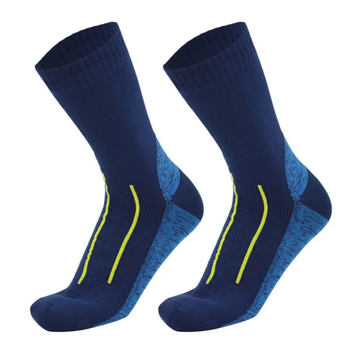 Paire de chaussettes techniques respirantes pour le plein air. Parfaites pour la randonnée hivernale, le ski et le trekking.