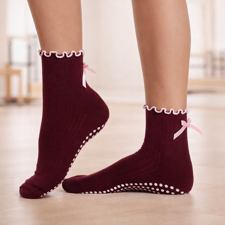 Chaussettes pilates antidérapantes femme, en coton extensible. Idéales pour yoga et fitness, confort optimal.