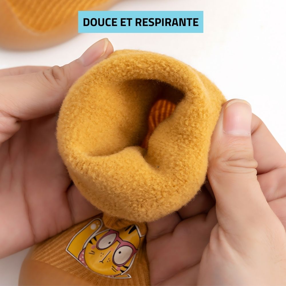 Chausson bébé antidérapant coloré avec semelle renforcée et tissu tricoté doux pour confort et sécurité des premiers pas.