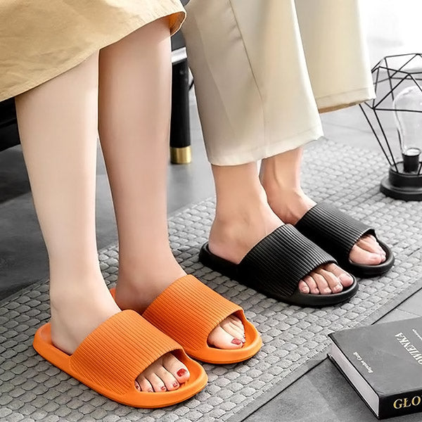 "Chausson ergonomique gris avec doublure douce et semelle antidérapante, idéal pour confort et sécurité à la maison."