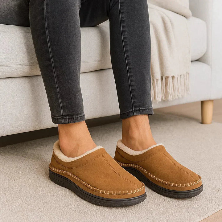 Paire de chaussons confortables et douillets pour hommes, parfaits pour rester au chaud à la maison en hiver.