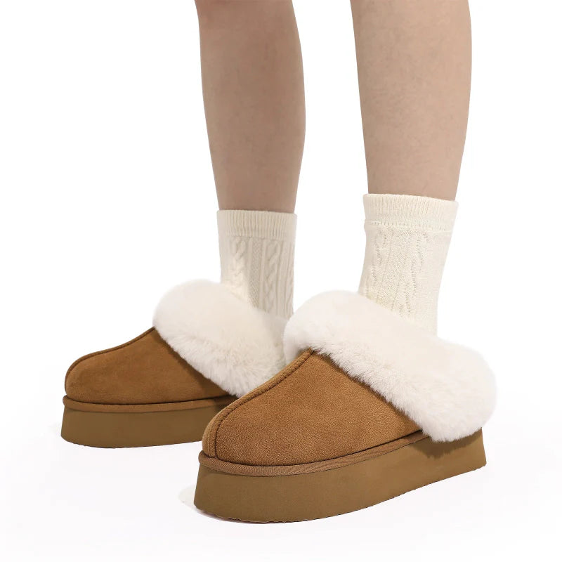 Pantoufles femme douces et fourrées, idéales contre le froid hivernal, parfaites pour la maison.