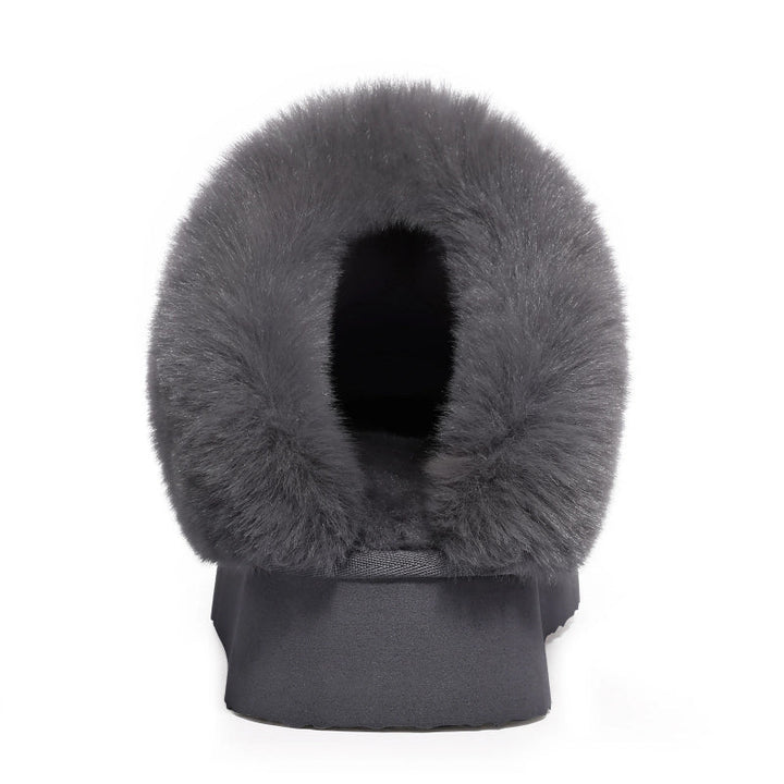 Pantoufles grises cosy pour femme, fourrées, gardent les pieds au chaud et confortables tout l'hiver.
