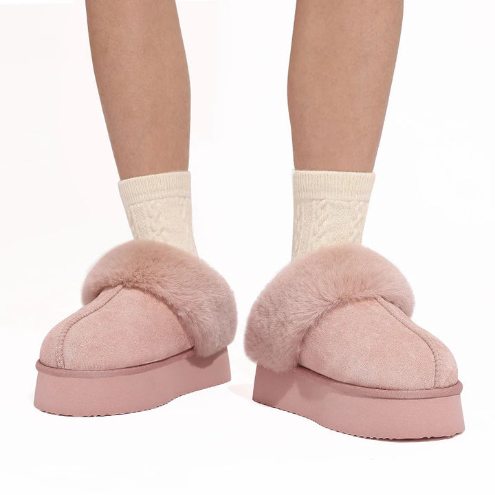 Pantoufles d'hiver femme fourrées et confortables, pour des pieds bien au chaud à la maison.