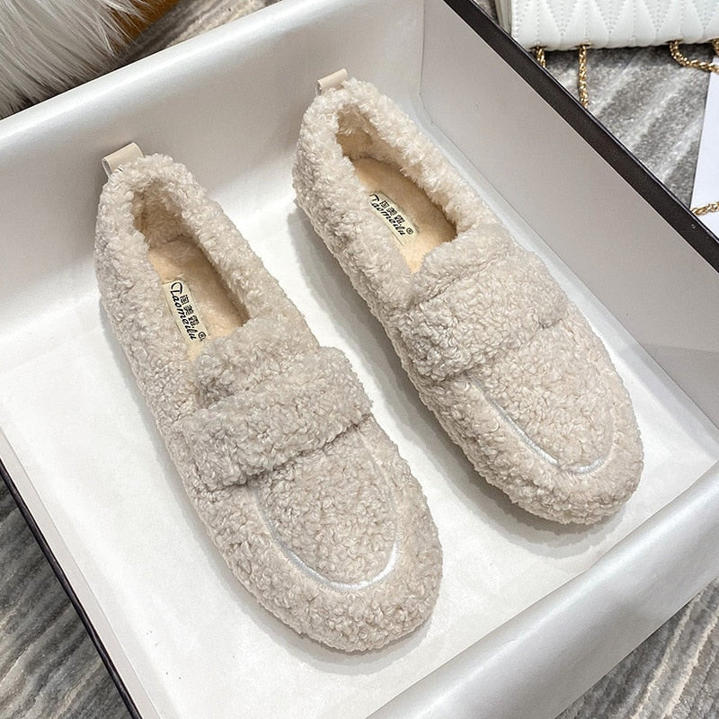 "Chaussons en peluche doux pour femmes, look chic, couleur crème, semelle antidérapante, confort et élégance à domicile."