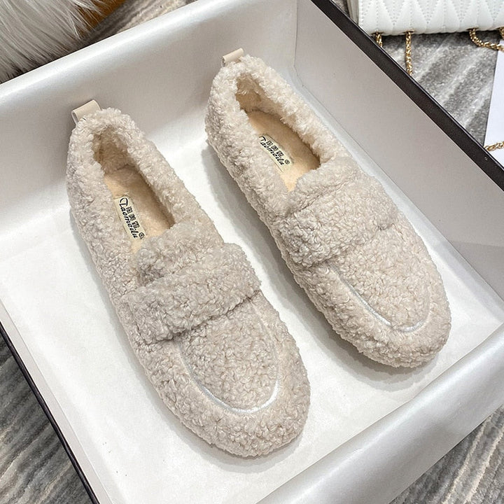 "Chaussons en peluche doux pour femmes, look chic, couleur crème, semelle antidérapante, confort et élégance à domicile."