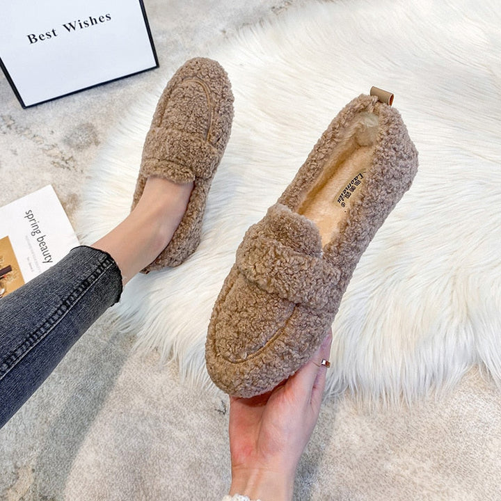 "Chaussons en peluche doux pour femmes, look chic, couleur crème, semelle antidérapante, confort et élégance à domicile."