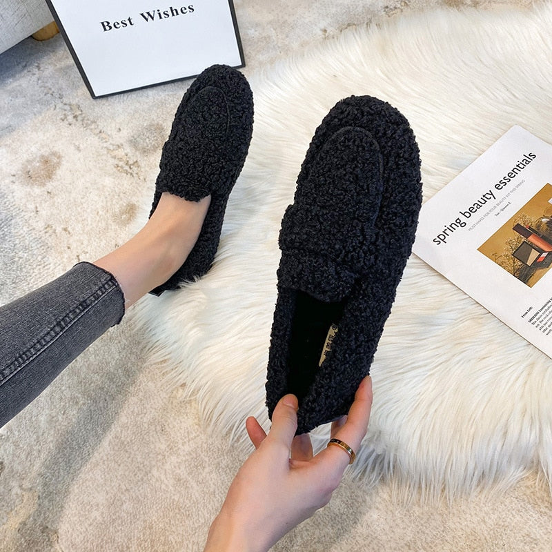 "Chaussons en peluche doux pour femmes, look chic, couleur crème, semelle antidérapante, confort et élégance à domicile."