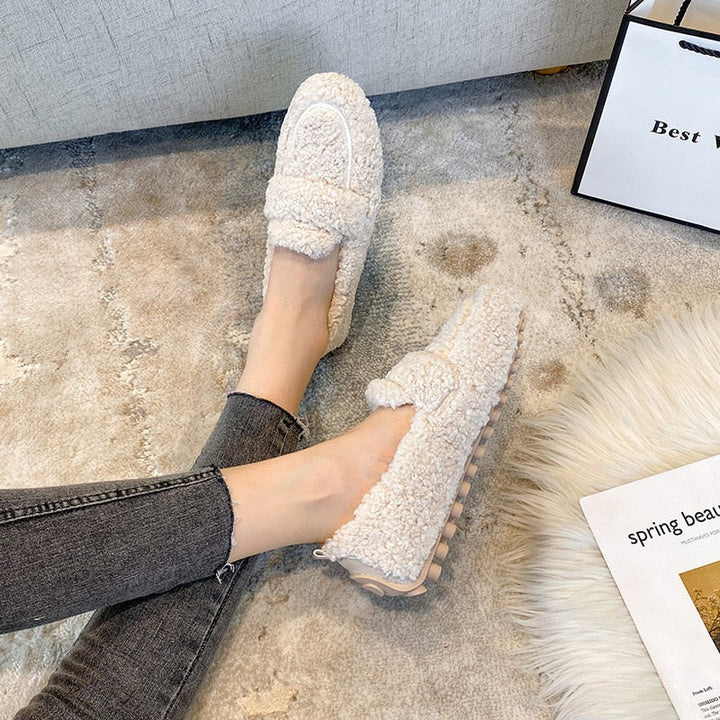 "Chaussons en peluche doux pour femmes, look chic, couleur crème, semelle antidérapante, confort et élégance à domicile."