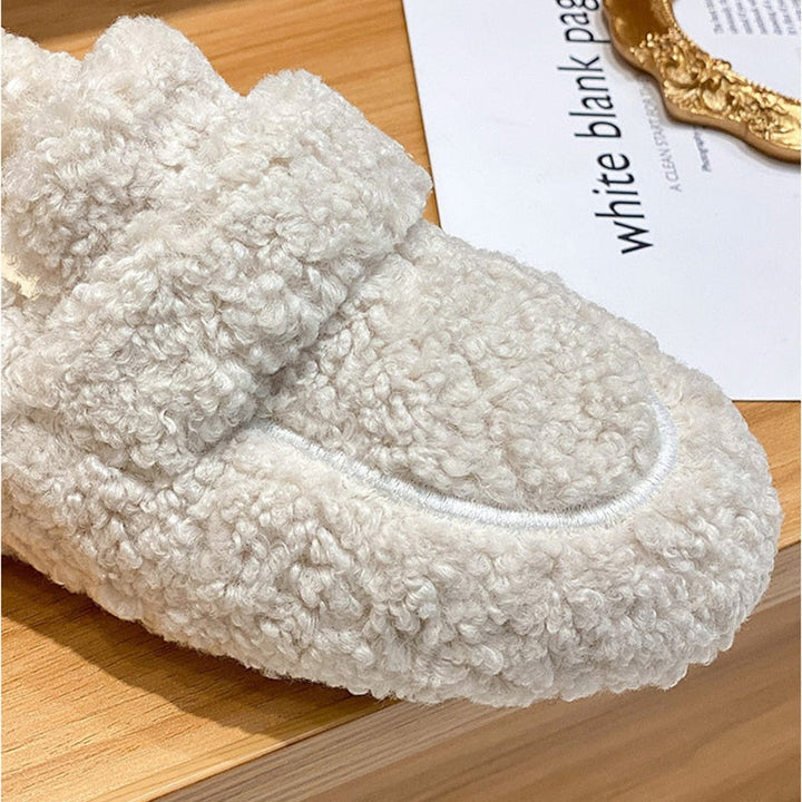 "Chaussons en peluche doux pour femmes, look chic, couleur crème, semelle antidérapante, confort et élégance à domicile."