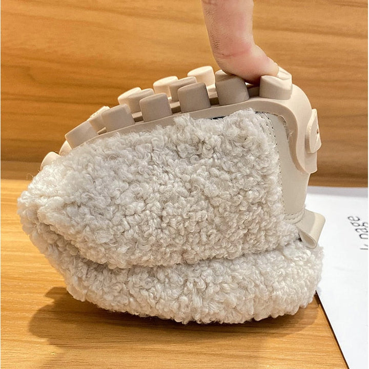 "Chaussons en peluche doux pour femmes, look chic, couleur crème, semelle antidérapante, confort et élégance à domicile."