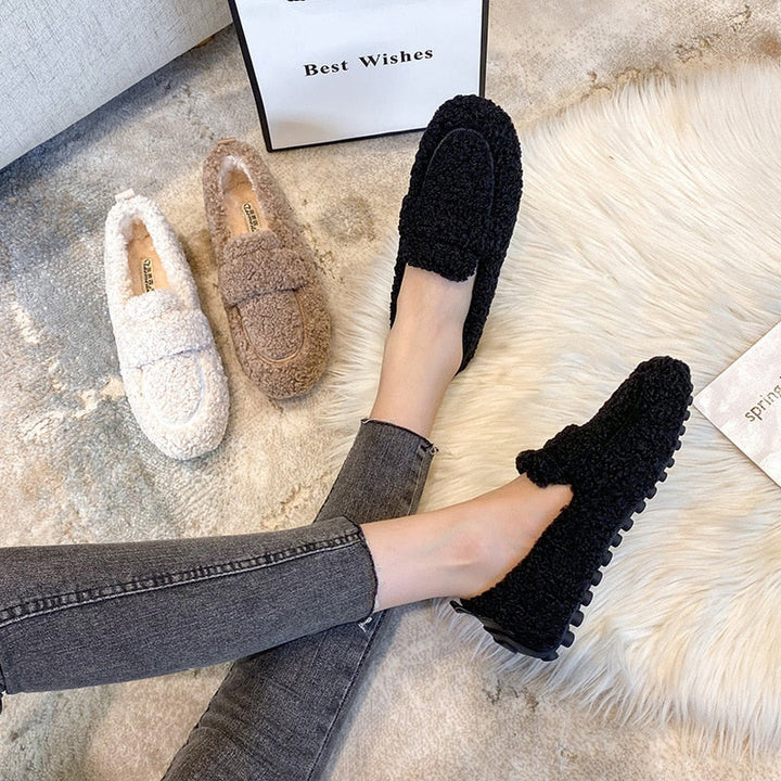 "Chaussons en peluche doux pour femmes, look chic, couleur crème, semelle antidérapante, confort et élégance à domicile."