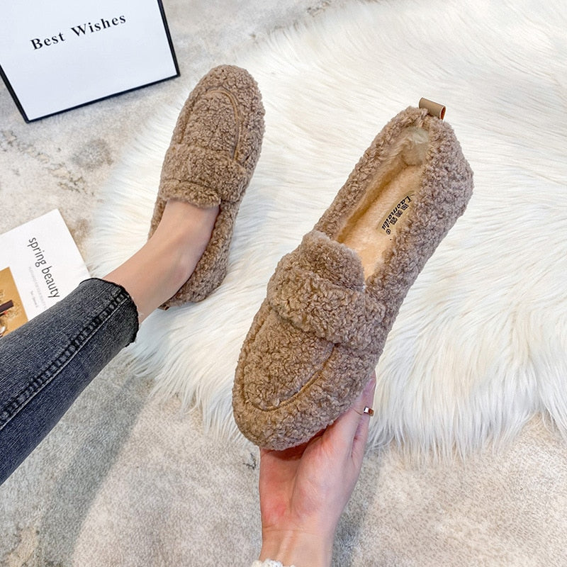 "Chaussons en peluche doux pour femmes, look chic, couleur crème, semelle antidérapante, confort et élégance à domicile."