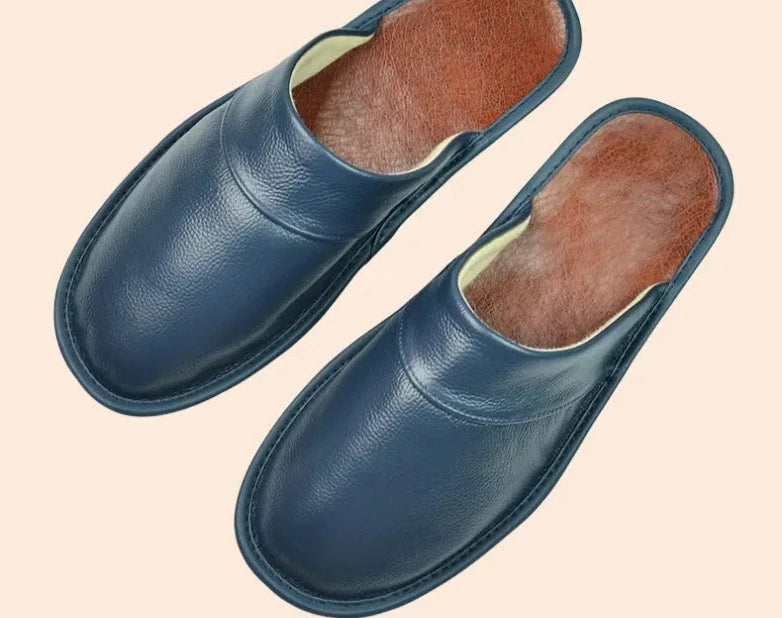 Chaussons en similicuir, confortables et élégants pour la maison.