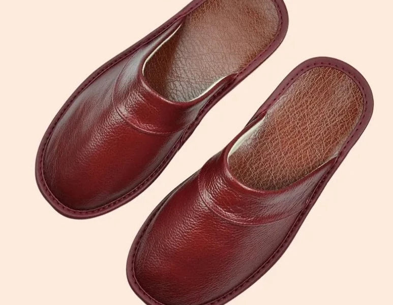 Chaussons en similicuir, confortables et élégants pour la maison.