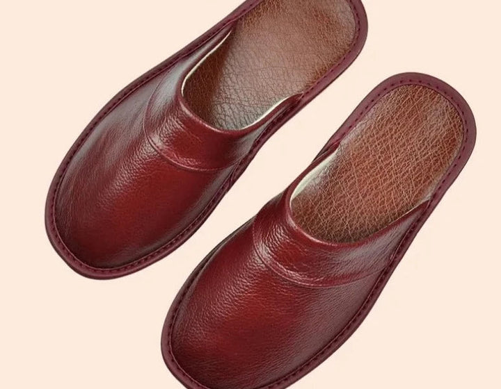 Chaussons en similicuir, confortables et élégants pour la maison.