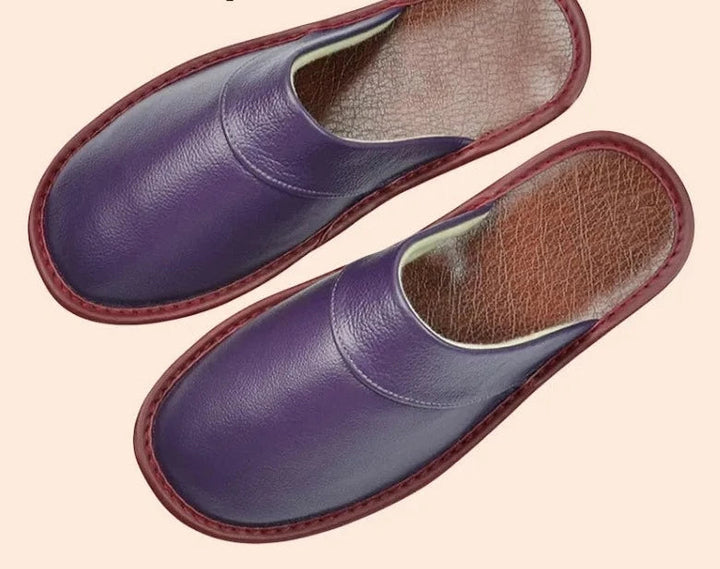 Chaussons en similicuir, confortables et élégants pour la maison.