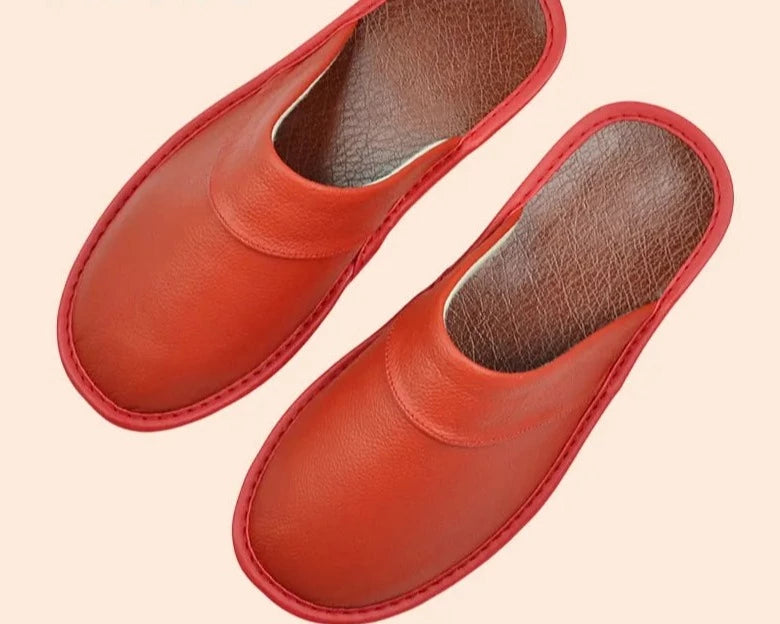 Chaussons en similicuir, confortables et élégants pour la maison.